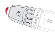 Tájékozódás Világításkapcsoló Elsődleges világítás A gépjármű első és hátsó világítása fokozatosan alkalmazkodik a különböző időjárási viszonyokhoz, így jobb tájékozódást szavatol a gépjárművezető