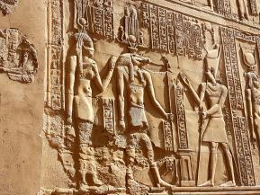 Érkezés és kikötés után Kom Ombo esti fénnyel megvilágított templomának, a varázslatos ókori kórháztemplomnak a meglátogatása következik (orvosi eszközök, szülő nő ábrázolás, udvarban a Nílus