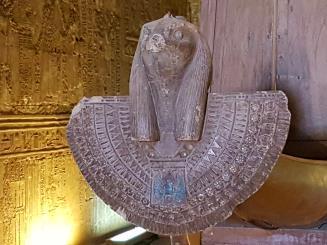 Amenhotep oszlopcsarnokának impozáns udvarában és oszlopsorai között.