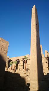 bizonyításának képei, valamint két gigantikus obeliszkjének Asszuánból Thébába vitelének képei. A fáraónő szobrai, Amon szentély.
