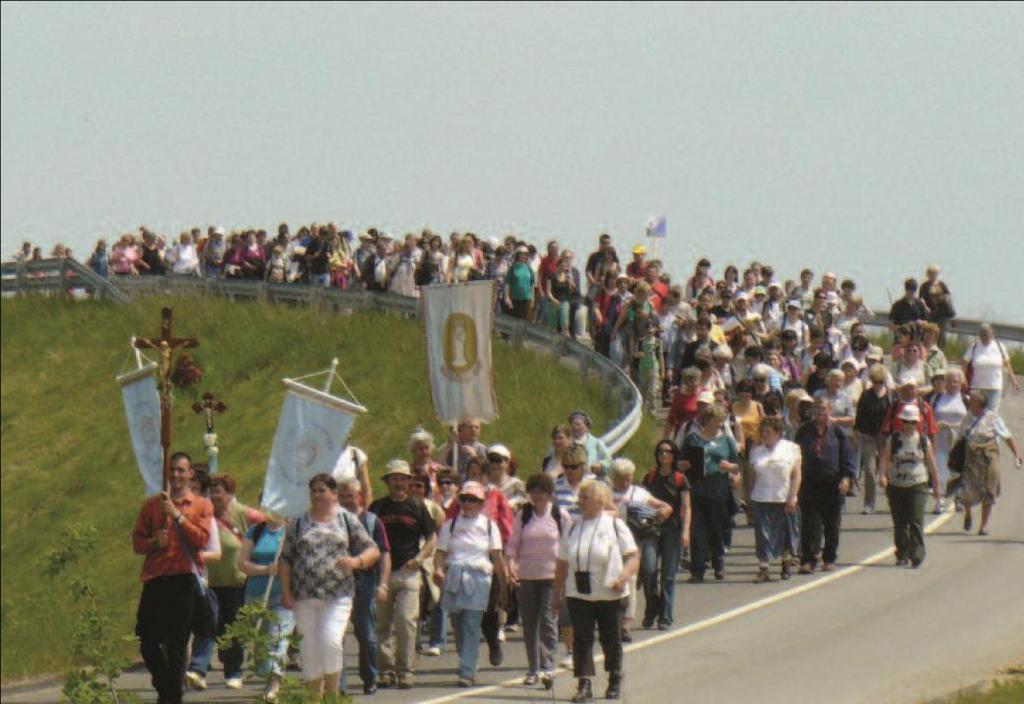 résztvevők körüljárják a fővárost, imában átölelve, Isten kegyelmébe és a