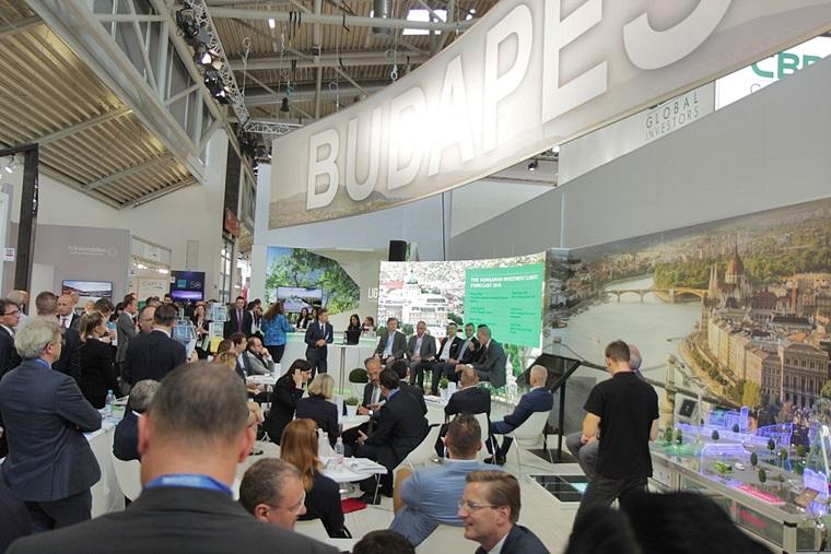 Budapest-stand az EXPO REAL-on Münchenben A megaprojektek mellett már az első nap az érdeklődés középpontjába kerültek az ingatlanfejlesztés területéhez kapcsolódó, világszerte egyre keresettebb