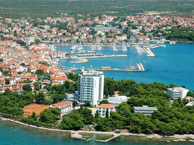 Srima egy kis festői turisztikai település a Šibenik-i tengerparton, Vodice-vel összekapcsolva.