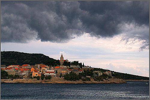 Primošten egy szigeten fekszik, hét kisebb szigettel körülvéve. Mediterrán település,melyet különösen keskeny kis utcái és egymás felé dőlő kő házai érzékeltetnek az óvárosban.