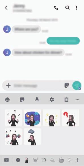 1 A Üzenetek alkalmazásban üzenetek készítésekor érintse meg a elemet a Samsung billentyűzeten. 2 Érintse meg az Egyéni emoji ikont. 3 Válassza ki az Egyéni emoji matricák egyikét.