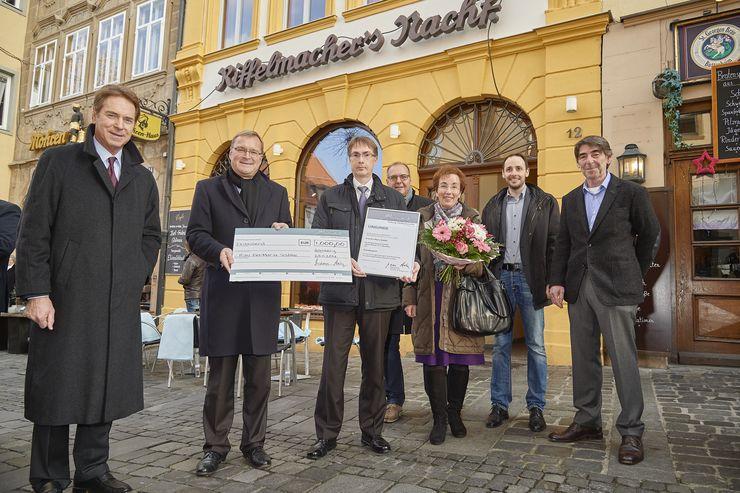 Háttér: Világörökségi Közhasznú Alapítvány, amely gyűjti és elosztja a forrásokat, támogatásokat, adományokat.