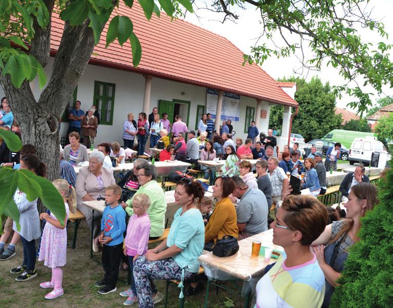 .. Allein aus Topfen werden 12 Kg gekauft. Das Kraut und die Äpfel müssen gedünstet, der Mohn gemahlen werden. Viele viele Strudel, viele fleißige Hände... die Schlange steht doch oft bis zur Straße.