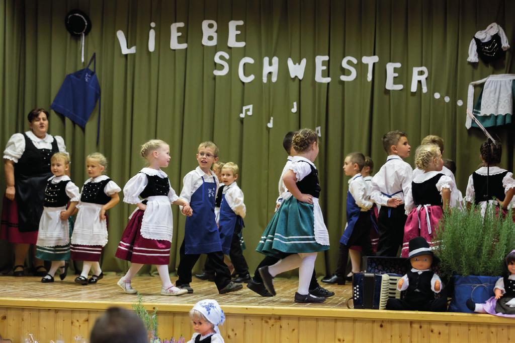 REGIONALES TREFFEN DER NATIONALITÄTENKINDERGÄRTEN IN TARIAN Das regionale Treffen der Nationalitätenkindergärten fand unter dem Motto Liebe Schwester, tanz mit mir... am 12. Oktober 2018.