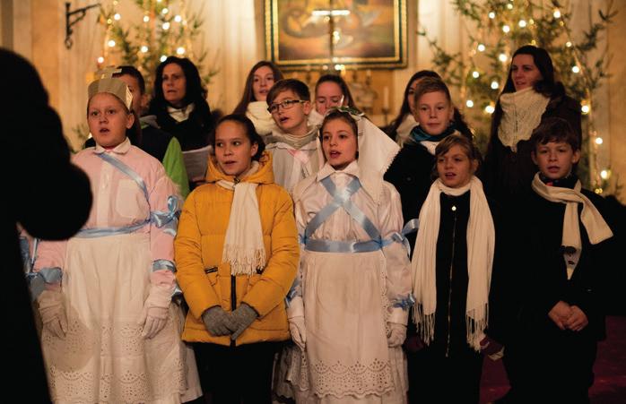 WEIHNACHTSFEIER Die Kirche bietet vor Weihnachten immer wieder ein besinnliches Milieu zur schönen Tradition der Grundschule.