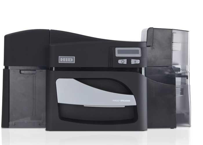 Procontrol DTC4500e A DTC (közvetlenül a kártya felületére történő) hőszublimációs nyomtatási technológiával dolgozó nyomtató a cián, magenta és yellow alapszíneket egymásra nyomtatva hozza