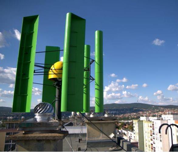 Szélturbina pörög a kertvárosi panel tetején (2017.09.