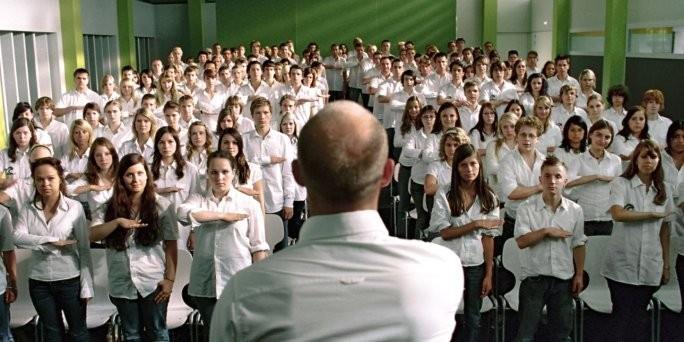 A hullám (Die Welle) film (2008) Egy átlagos gimnázium, egy átlagos osztály, itt a közelben, napjainkban. Egy projekthét keretében az osztálynak az autokrácia témáját kell feldolgoznia.