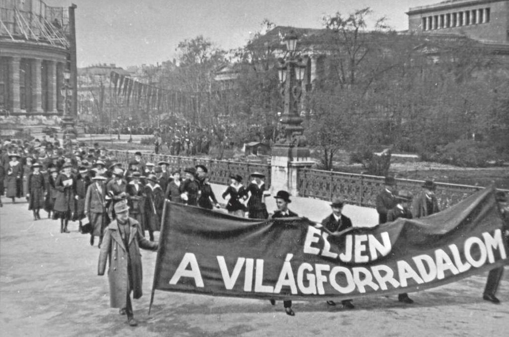 Éljen a világforradalom. Felvonulók a Hősök terén 1919. május 1-jén a szakszervezeti vezetőkkel, addig számíthatott tagjaik támogatására.