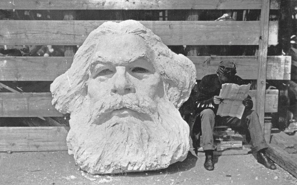 Karl Marx gigászi fejszobra a Millenniumi emlékműre kerülés előtt, 1919 országkeretek megtartását.