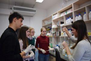 December 1-jén, néhány tanuló, a Zentán megtartott Fábri Géza Biológiaverseny és a Máriás Vilmos Kémiaverseny különdíjasaiként meglátogatta a Szegedi Biológiai Kutatóközpontot, ahol megismerkedhettek