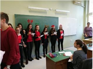 Az idén is a Zentai Gimnázium kórusa a Jingle Bells című dal éneklésével részt vett a Mikulás-nap alkalmából megrendezett Mikulás-csokoládé