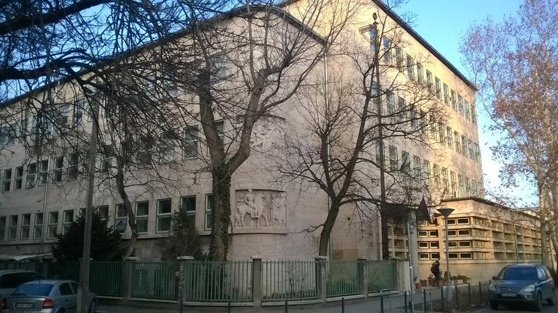 Emléktábla-avatás TÁBLA HIRDETI NEVÉT 116 éve kezdte meg működését Óbuda első középiskolája a Magyar Királyi Állami Főgimnázium, amely 1957-től viseli az Árpád Gimnázium nevet.