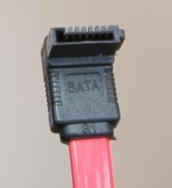SATA Serial Advanced Technology Attachment (SATA) Pont-pont összeköttetést teremt a SATA host adapter és a SATA eszköz között Új csatlakozó