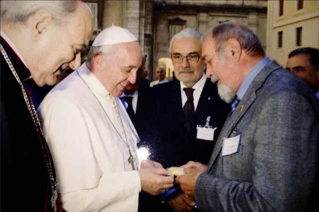 2013 november 7-én különös dolog történt a Vatikánban: Ferenc pápa elégedetten szemlélte a kezébe nyomott rizses zacskót.