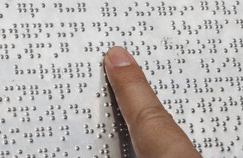 A közösségi közlekedés építményeinek infokommunikációs akadálymentesítését a 2015-ben kiadott Segédlet a közszolgáltatásokhoz és egyéb szolgáltatásokhoz való egyenlő esélyű hozzáférés megteremtéséhez
