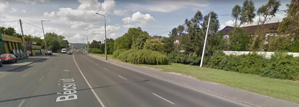 Bécsi úti utcakép az Orbán Balázs út közelében a keleti oldalon viszonylag széles zöldsáv (Google street view, 2014.