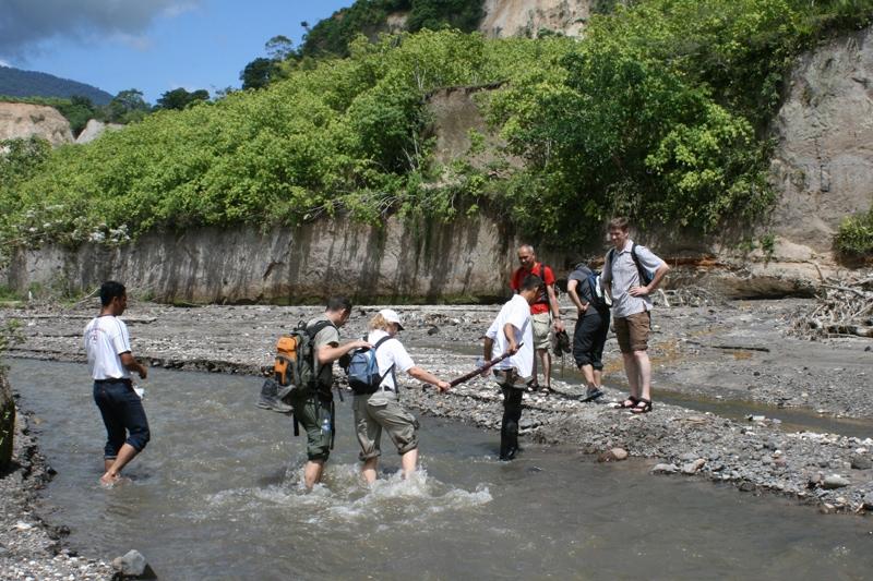 Dag 10: Bukittinggi / Excursie Karbouwengat Vrije dag. Je kunt een optionele excursie maken door de Ngarai Sianok, het bekende Karbouwengat.