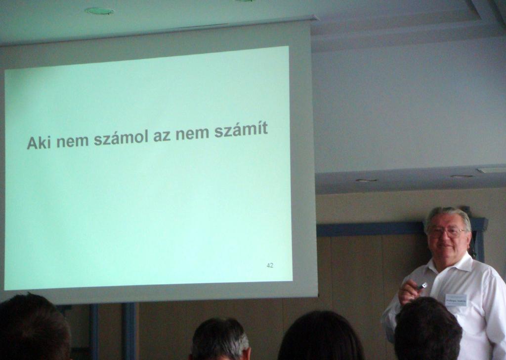 198 UTÓSZÓ Prékopa András plenáris előadást tart a XXIX. Magyar Operációkutatási Konferencián, Balatonőszödön, 2009 júniusában. Fotó: Hujter Mihály.