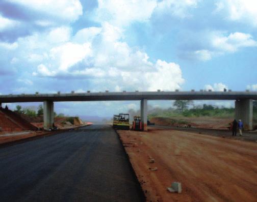 de la politique de développement du réseau routier national. Le projet consiste à prolonger la voie autoroutière de Singrobo à Yamoussoukro.