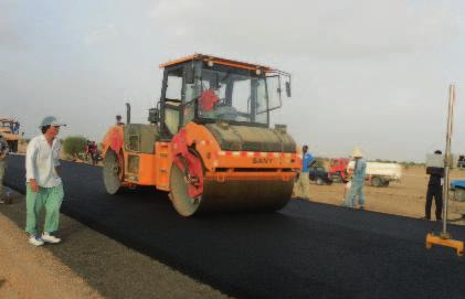 épaisseur composée de 30% d arène granitique et 70 % de grave concassée 0/31,5 - Revêtement de la chaussée : béton bitumineux (5 cm) - Largeur des accotements : 2x1,5 m - Revêtement des accotements :