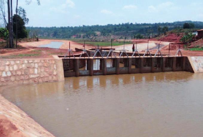Les travaux consistent à : - Construire trente trois (33) prises sur émissaire et des réseaux d irrigation ; - Aménager des drains et émissaires ; - Construire des digues piste pour piétons et des