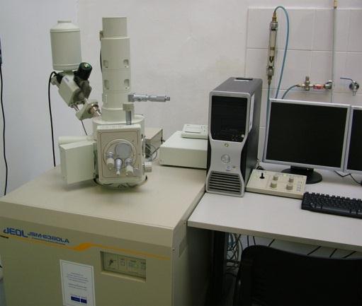 a. b. 3.2.6. ábra a. JEOL JSM 6380LA típusú pásztázó elektronmikroszkóp, illetve a b. vizsgált próbatestek 3.3. Száltartalom meghatározása Száltartalom meghatározását kiégetéses módszerrel végeztem.