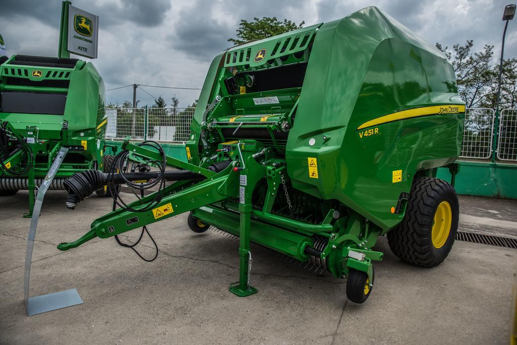 Igazi újdonság a John Deere V-451 R típusú prémium kategóriás eszköz A bálázók között igazi újdonság a John Deere V-451 R típusú prémium kategóriás eszköz.