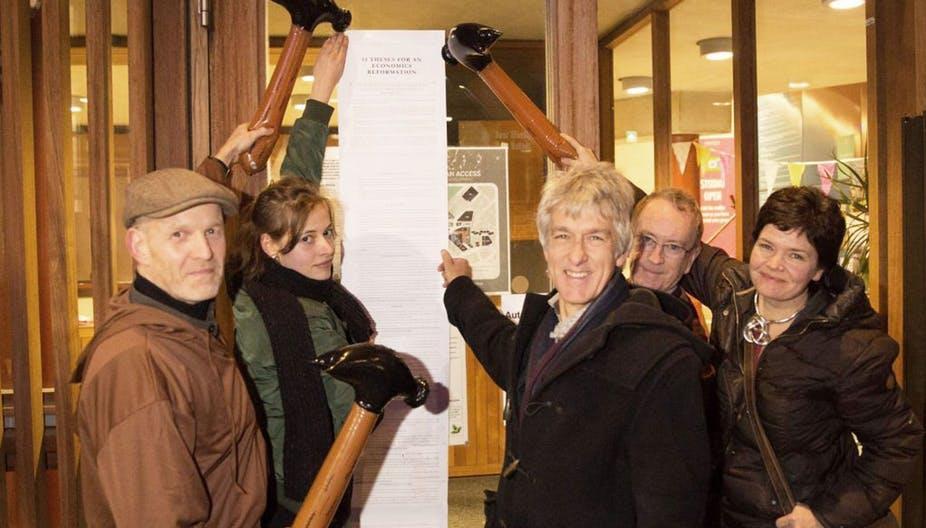 megújítását követelő pontot függesztettek az uralkodó paradigmával szembeni ellenállás szimbolikus