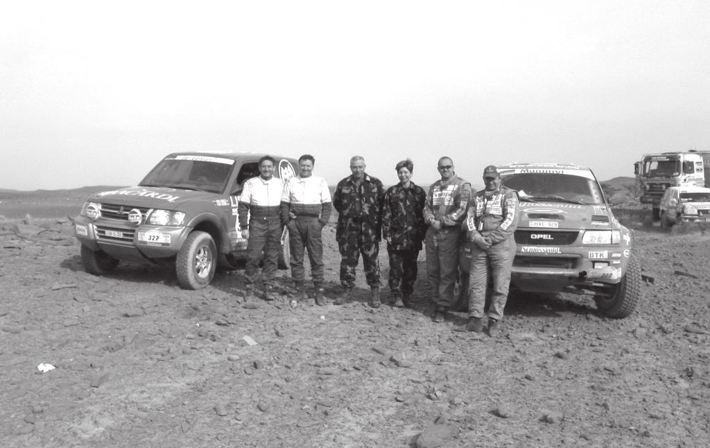 < Találkozó a Párizs-Dakar rally magyar résztvevőivel senyzők, egyrészt a marokkóiak által megszállt területen, másrészt a Polisarió területén volt.