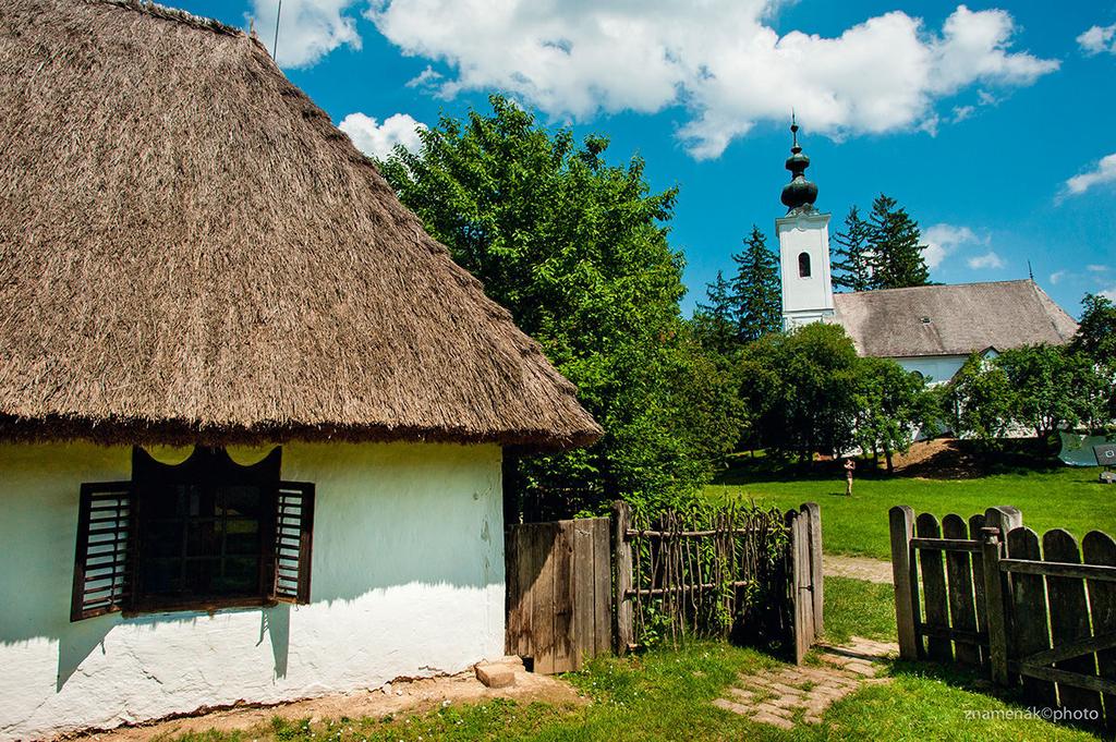 Európa Nostra-díjas falumúzeum Szennán Szennán található hazánk első Európa Nostra-díjas falumúzeuma, különlegessége, hogy a jellegzetes belső-somogyi és zselici házakat egy élő falu közepébe