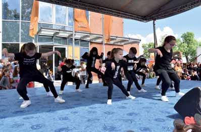 A Vision Hip-Hop Dance és a RÓK and Roll Sportegyesület táncosai lendületes és energikus táncbemutatóikkal pörgették fel a napot.