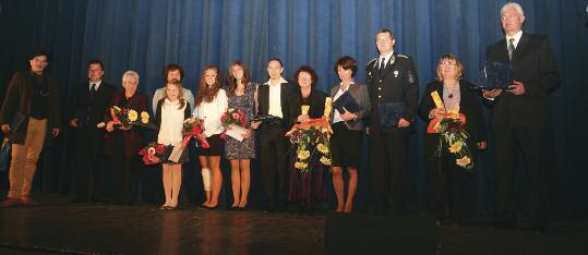 8 ünnep XXVII. évfolyam, 19. szám Gratulálunk a díjazottaknak! Az ünnepség keretében adta át dr. Dietz Ferenc polgármester a városi kitüntető díjakat.
