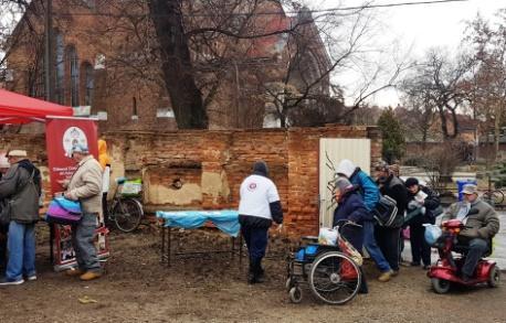 Ételosztás December 9-én, vasárnap 300 rászoruló felebarátunk számára biztosítottunk ebédet.