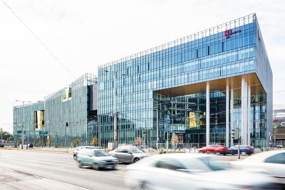 épület Az új Telekom HQ Magyarország legnagyobb egy épületben megvalósult irodaháza, a legmagasabb színvonalú és leginnovatívabb fejlesztés a magyar ingatlanpiacon Tömegközlekedési csomópont mellett