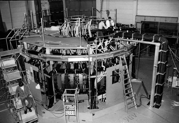 Pokol Gergő: Fúziós berendezések: W7-X Wendelstein sztellarátorok Wendelstein 7-A (1976): Tórusz