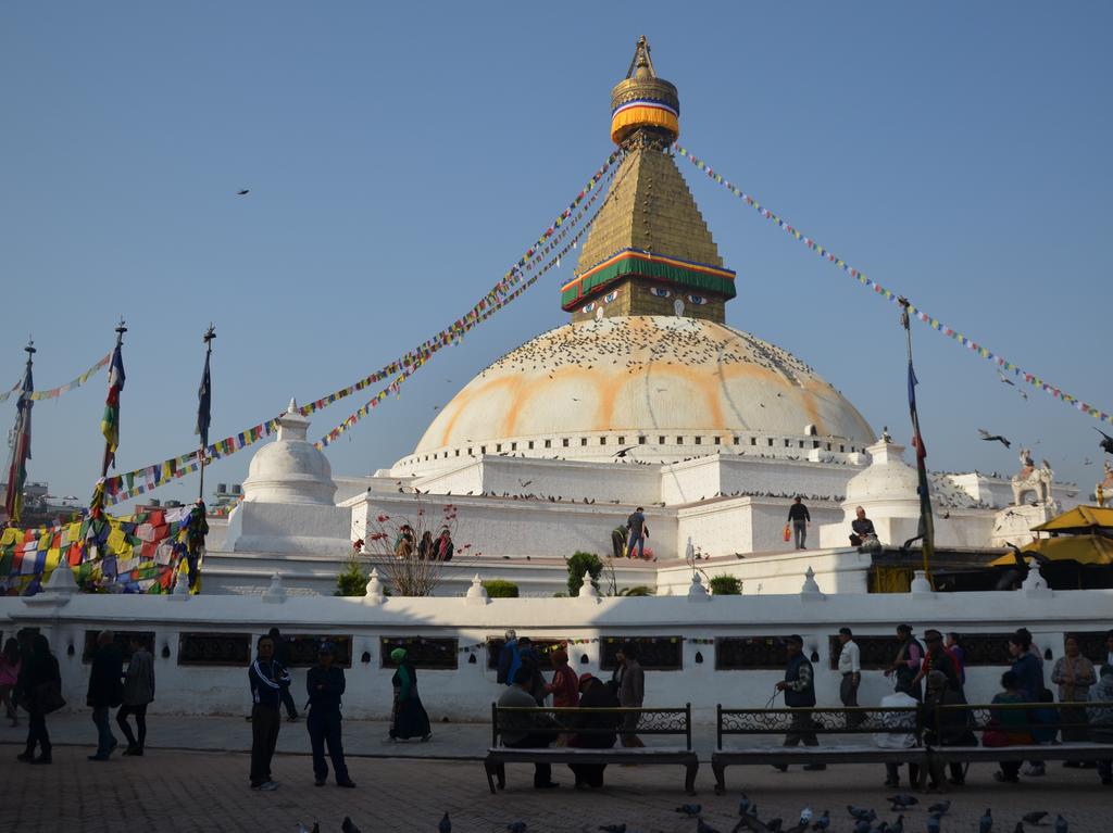 Körben számtalan kisebb-nagyobb hindu szentélyt, buddhista kolostort, vörös ruhás buddhista szerzeteseket és sáfrányszínű lepelbe burkolódzó hindu aszkétákat egyaránt