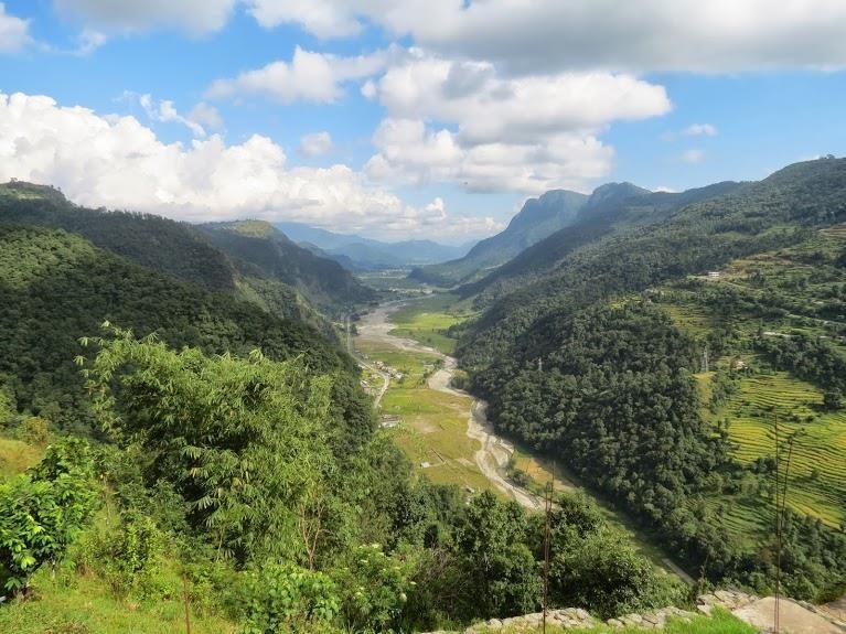 Útközben megnézzük az ottani Hyangja kolostort, ami a tibeti menekültek számára épült. Résztveszünk a szertartásukon. Szállásunk egy gyönyörű panorámával rendelkező hotelben lesz.