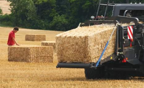 A Massey Ferguson 2200-as sorozatú szögletes nagybálázó a legjobbnak számít a
