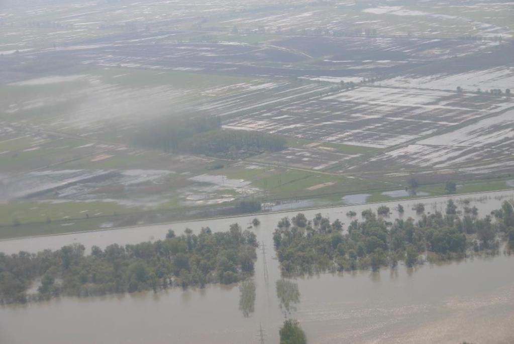 kihirdetésére ez ideig még nem volt példa.[11] A 4. ábrán látható felvétel a 2006-os árvíz idején készült, háttérben kiterjedt belvízi elöntések láthatóak. 4. ábra: Egyidejű árvíz és belvíz 2006-ban az Alsó-Tisza vidékén (készítette a szerző 2006.