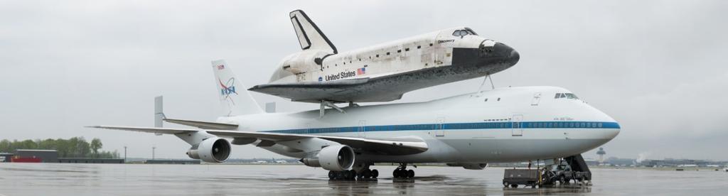 . FELADAT Az amerikai űrsiklót hordozó BOEING-747 repülőgép ( 747 Shuttle Carrier Aircraft (SCA) ) a saját tömegén (m 1 =145tonna) túl az űrsikló m =113tonna tömegét is hordozta.