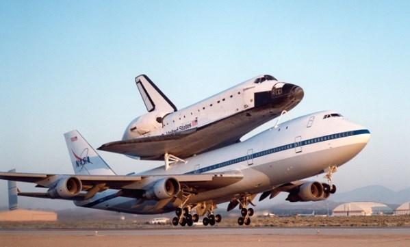 1. PÉLDA (18 p ) LAP HÁTOLDALÁN KIDOLGOZANDÓ PÉLDA: Az amerikai űrsiklót hordozó BOEING 747 típ. repülőgép m 1 =145 tonna saját tömegén túl az űrsikló m =113 tonna tömegét is hordozza.