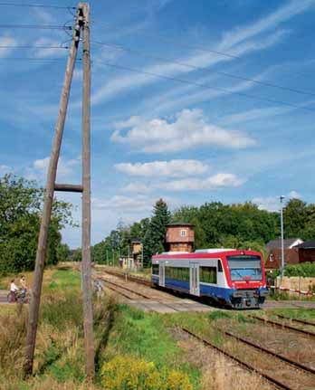 A vasútvonal teljesítménye A Regio-Shuttle RS 1 típusú motorkocsik egyórás illetve kétórás ütemben közlekednek. A helyi vonalak kiszolgálása mellett Neustadtban csatlakozás van Berlin felé.