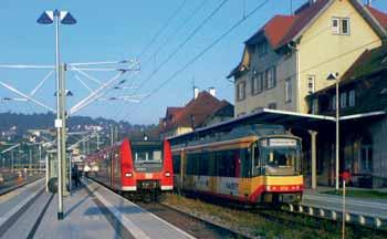 A vonal másik végén, Freudenstadtból az S-Bahnnal a Murg völgyén át közvetlenül Karlsruhébe lehet utazni.
