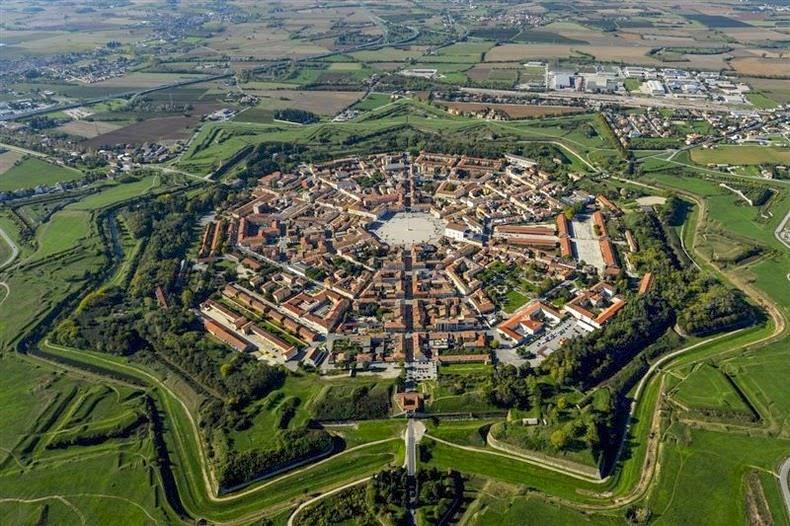 A városok fejlődése Első városok a paleolitikum végén Kr.e. 6000 körül kezdtek kialakulni a Közel-Kelet (Jerikó) és Mezopotámia (Ur, Uruk, Lagas, Kis) területén; Középkor feudális város (pfalz császári őrhelyek pl.