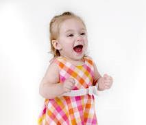 2 éves kor A gyermekek el tudnak énekelni rövid